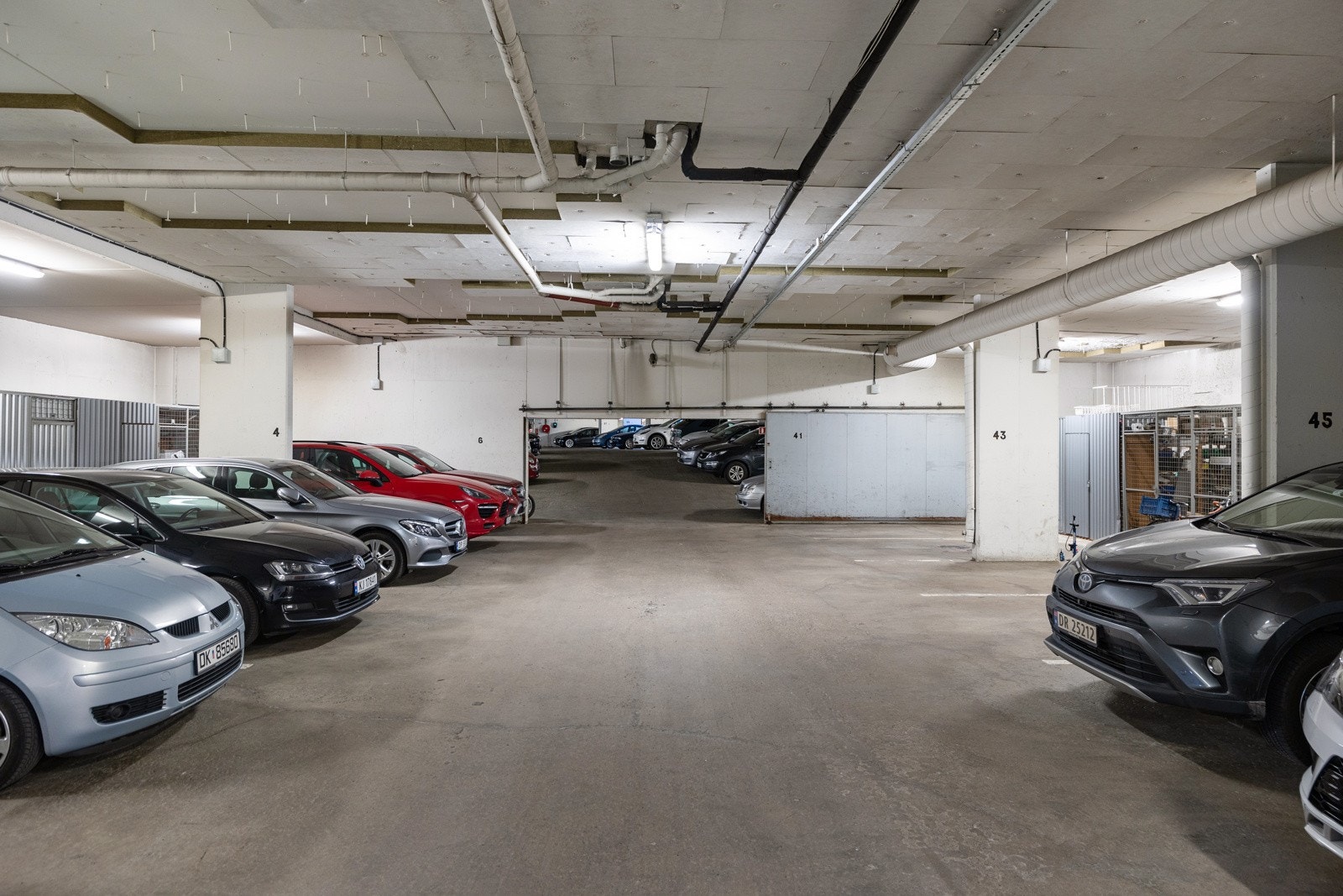 I følge styreleder er det garasjeplass i kjelleren som kan leies til kr. 650,-/mnd. Det er p.t. ingen ledige plasser og det står 1 på venteliste pr. 10.05.2024. Galleribilde