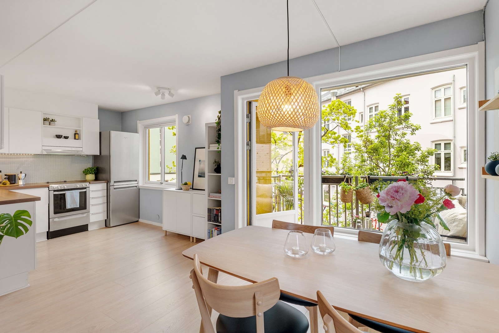 Den åpne stue-/kjøkkenløsningen understøtter leilighetens smarte planløsning. Galleribilde