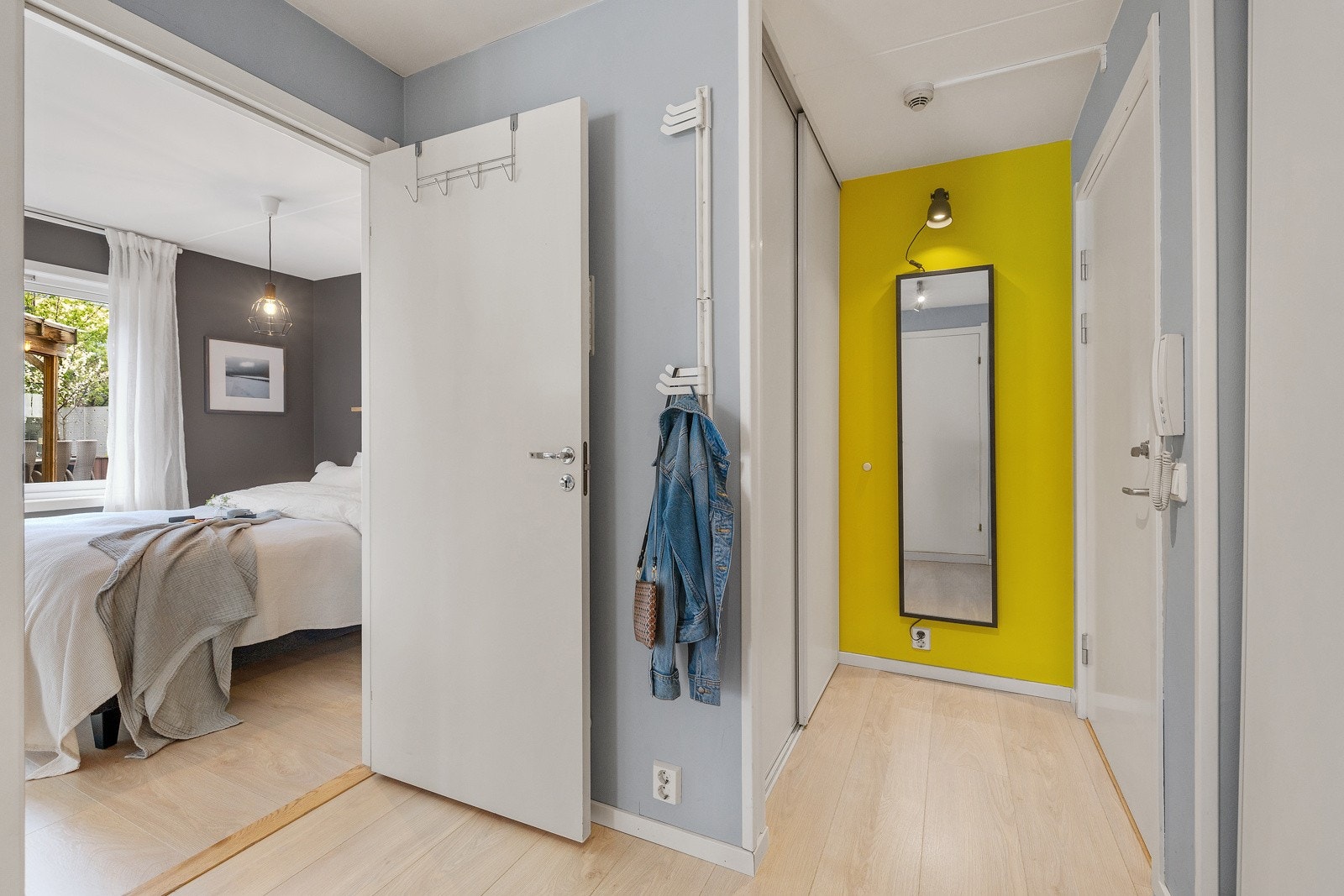 Hyggelig entré med god plass for avheng av yttertøy og sko. Galleribilde