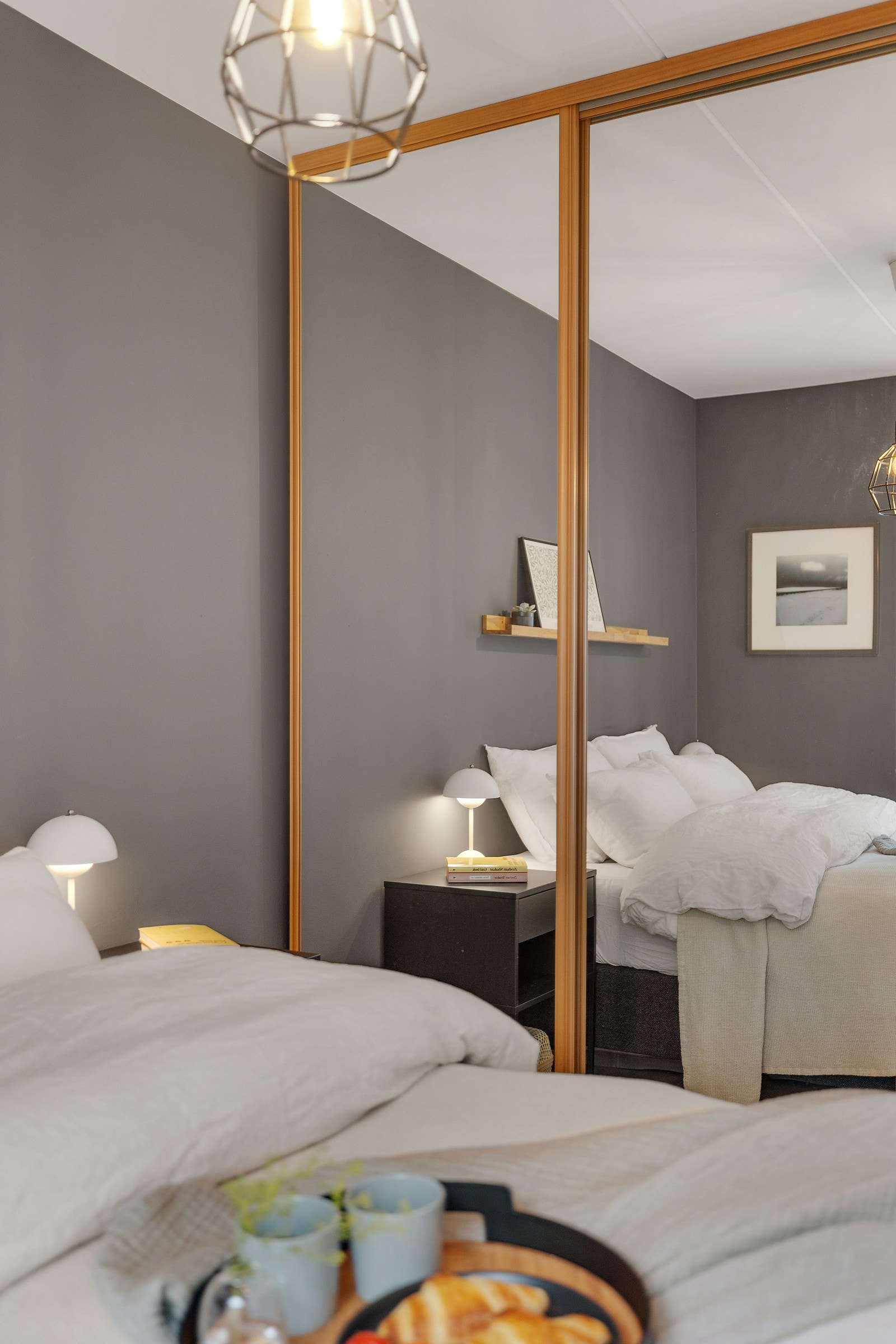 Det er god lagringsplass i skyvedørsgarderobe. Galleribilde