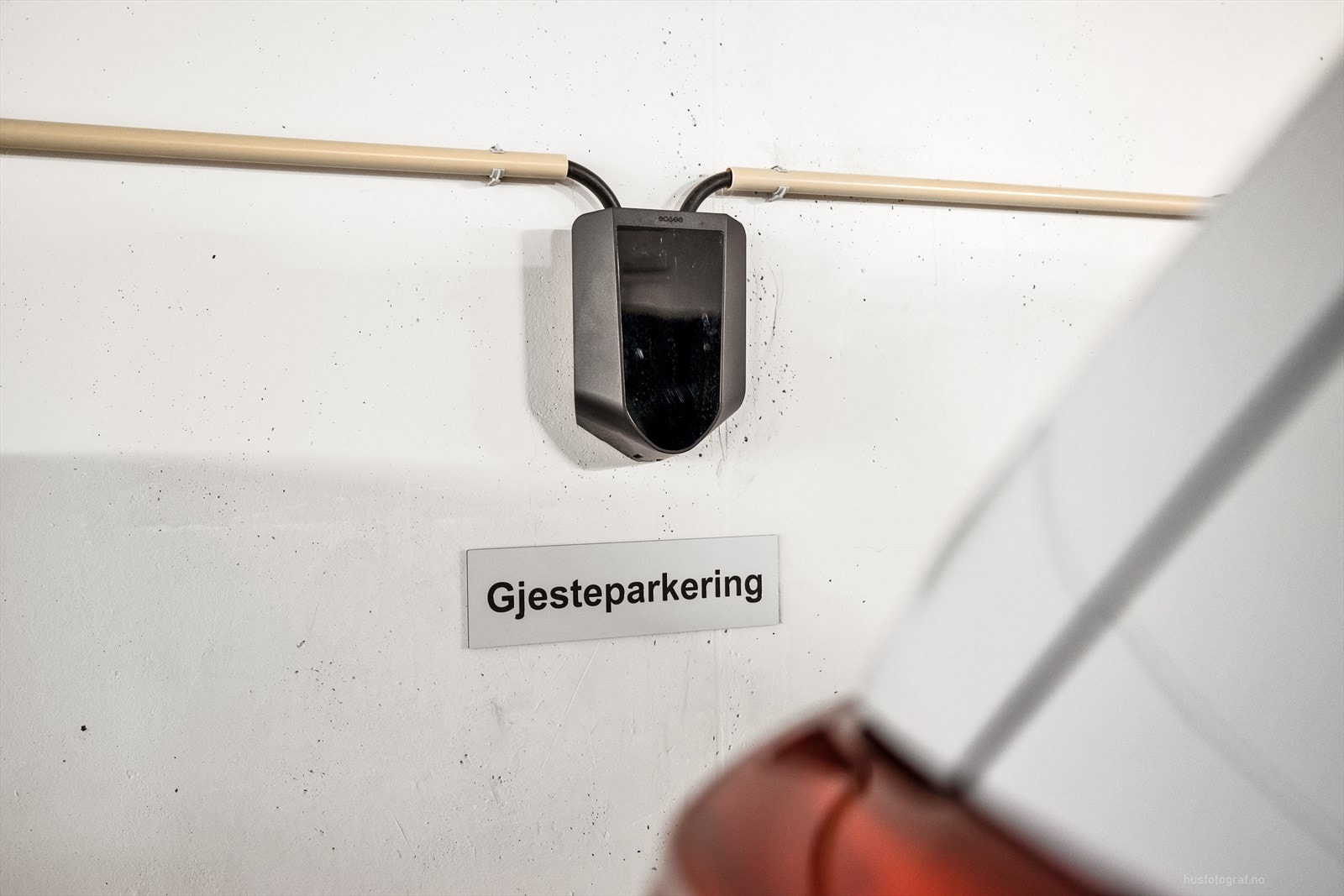 Alle leilighetene kan selges med 1 garasjeplass som er klargjort for el-bil lading. Til og med gjesteplassene kan sameie klargjøre for lading. Galleribilde