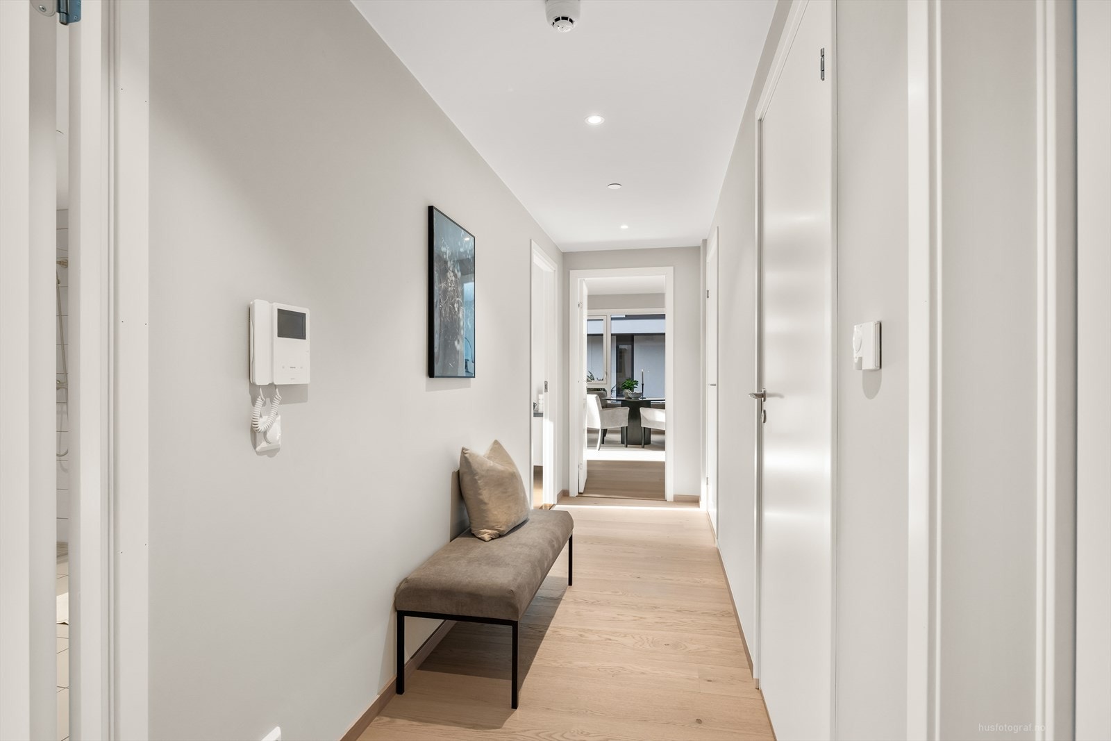 Det er gulvvarme i stue og kjøkken, samt downlights i gang og på bad. Galleribilde