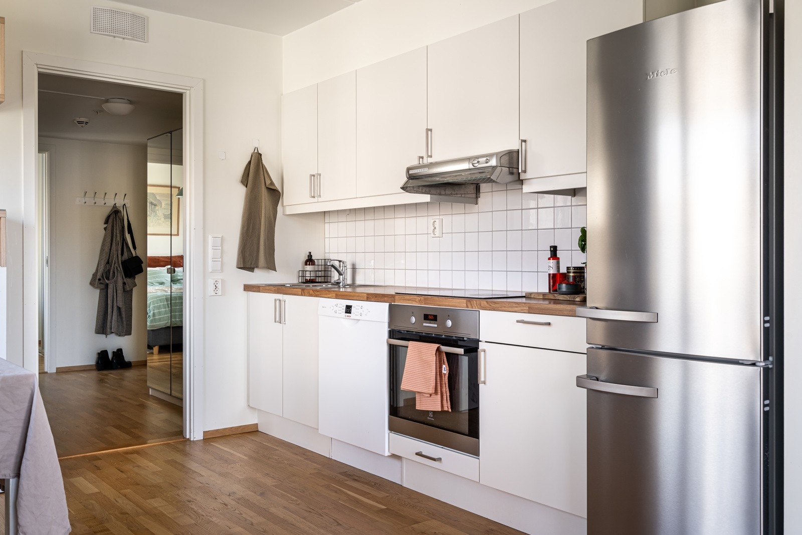 Kjøkkenet er i åpen løsning mot stue, med plass for stort spisebord mellom sonene. Her kan man diske opp de lekreste retter, og samtidig ha sosialt samvær. Galleribilde