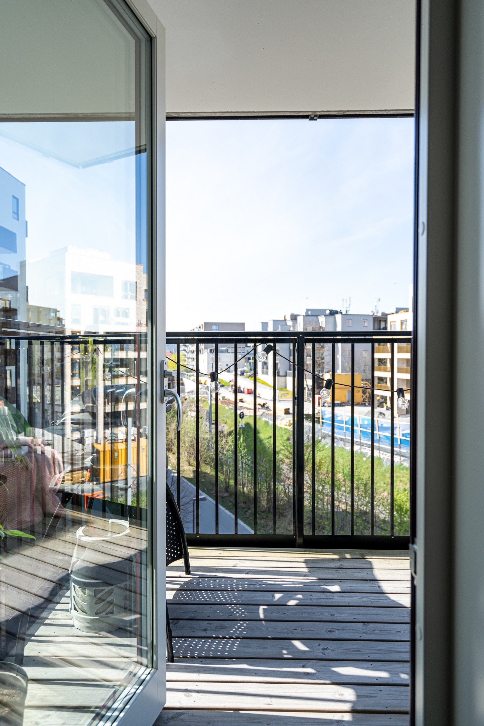 Fra stuen er det utgang til solrik balkong. Galleribilde