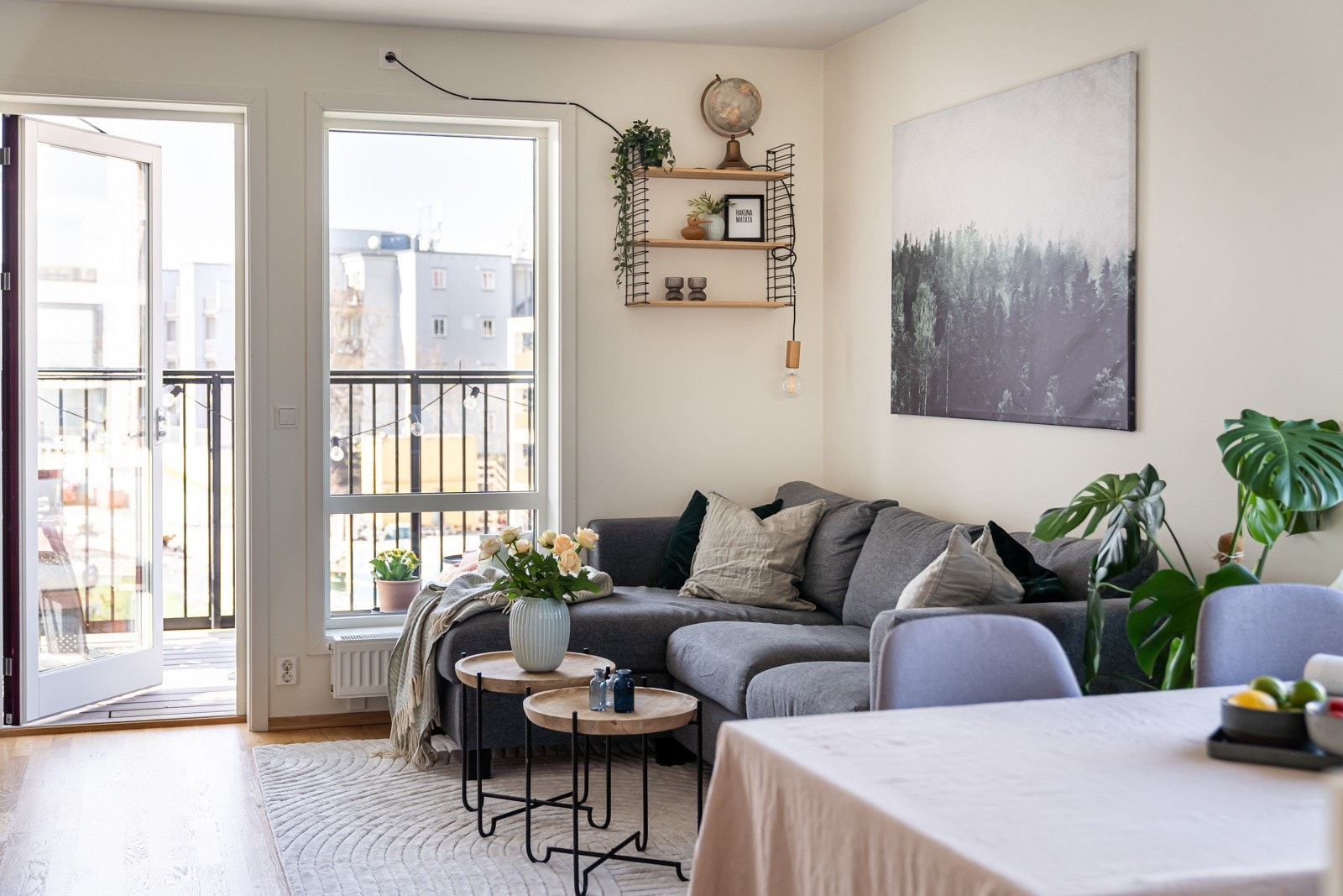Parkett på gulv og malt overflate på vegger. Galleribilde