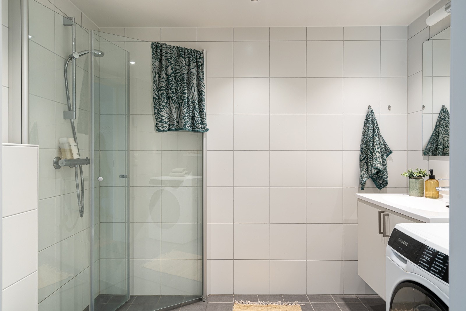 Downlights og malt overflate i himling. Gulvvarme. Utstyrt med mekanisk avtrekk, opplegg for vaskemaskin, innfellbare dusjdører, veggmontert wc og servantskap med ettgreps blandebatteri fra Oras. Galleribilde
