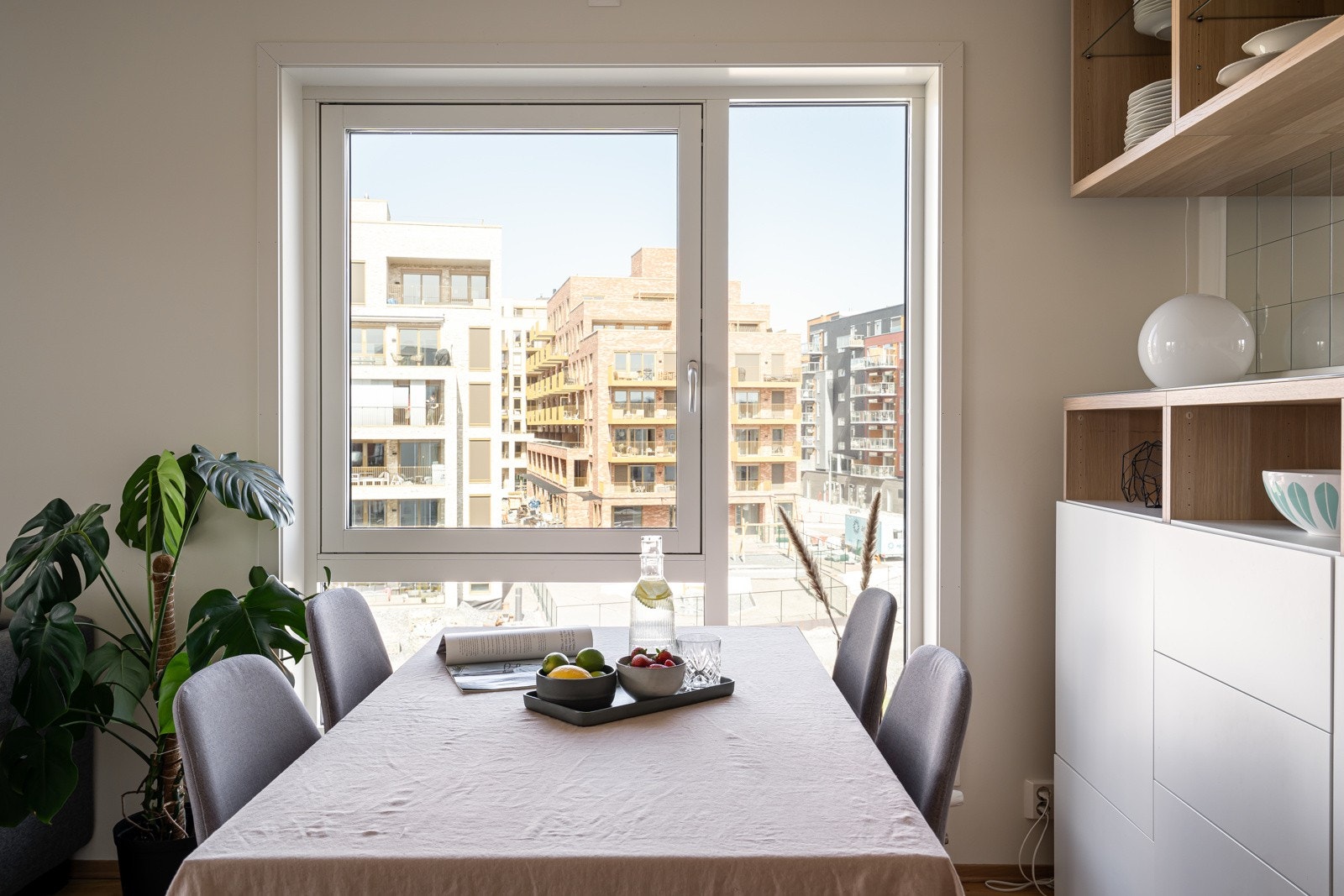 Plass for større spisebord ved hyggelig vindu. Galleribilde