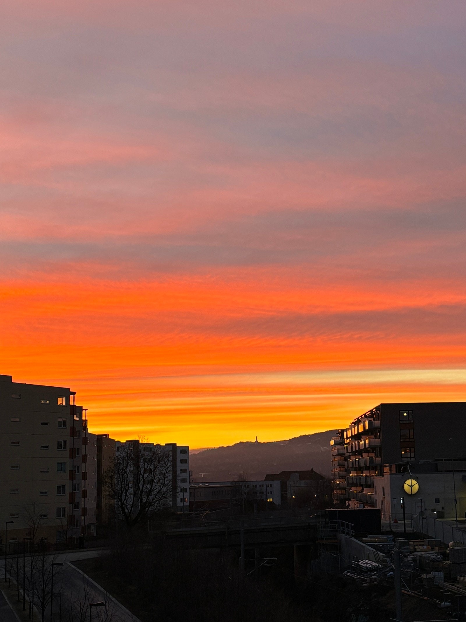 Selgers bilde av solnedgang mot Holmenkollen. Galleribilde