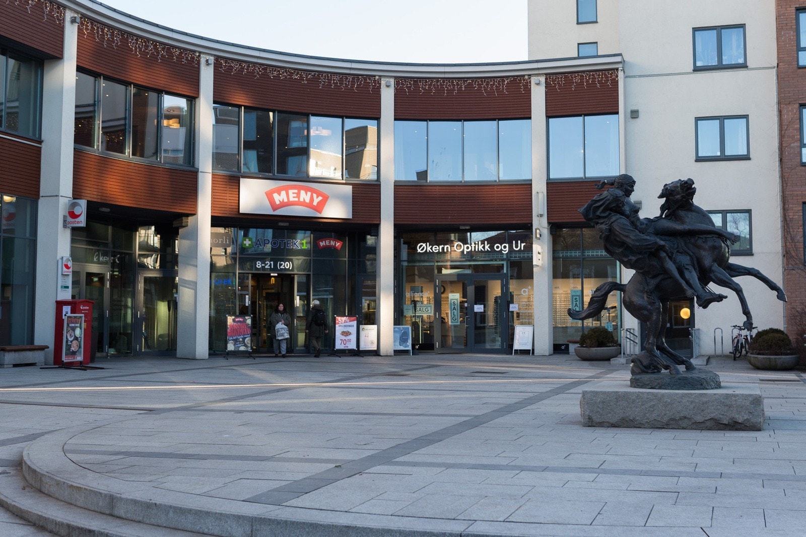På Løren finnes det meste av servicetilbud med bl.a. legesenter, tannlege, Meny, Rema 1000, apotek, bokhandel, blomsterforretning, og serveringssteder. Kiwi er nærmeste dagligvarebutikk, ca. 3 minutters gange unna. Galleribilde