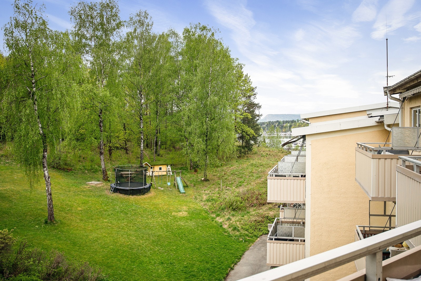Utsikt fra balkongen mot det frodige området rundt Galleribilde