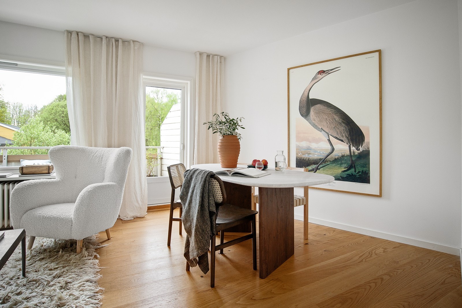 Stuen har god plass til stort spisebord Galleribilde