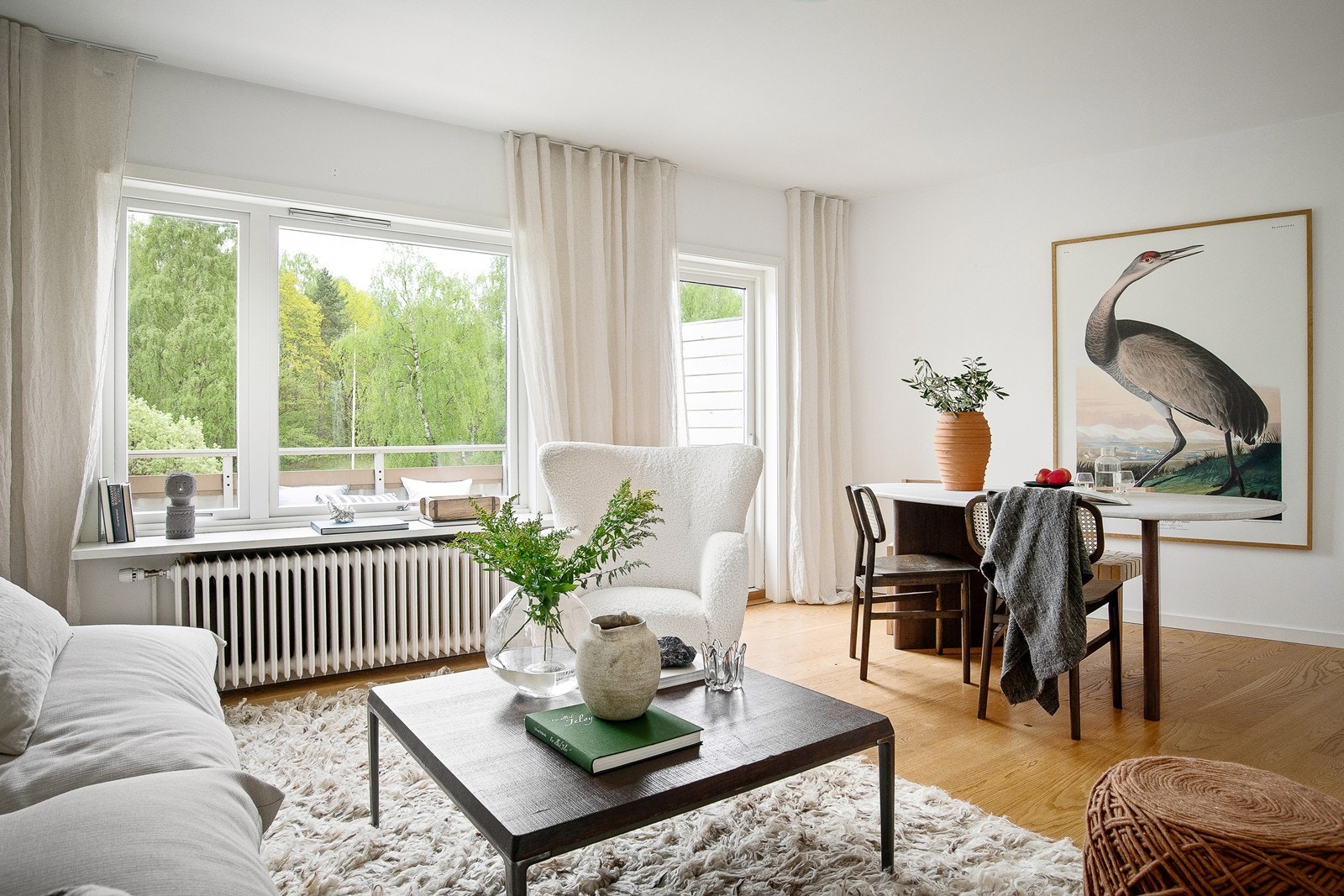 Lys og innbydende leilighet med romslig balkong og utsikt til vakre omgivelser. Galleribilde
