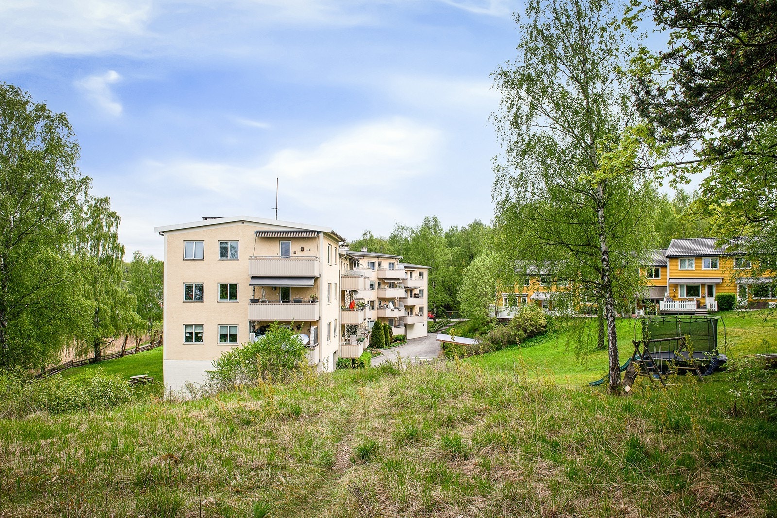 Området rundt bygget er regulert til naturområde, et idyllisk og fredelig område rett ved vannet Galleribilde