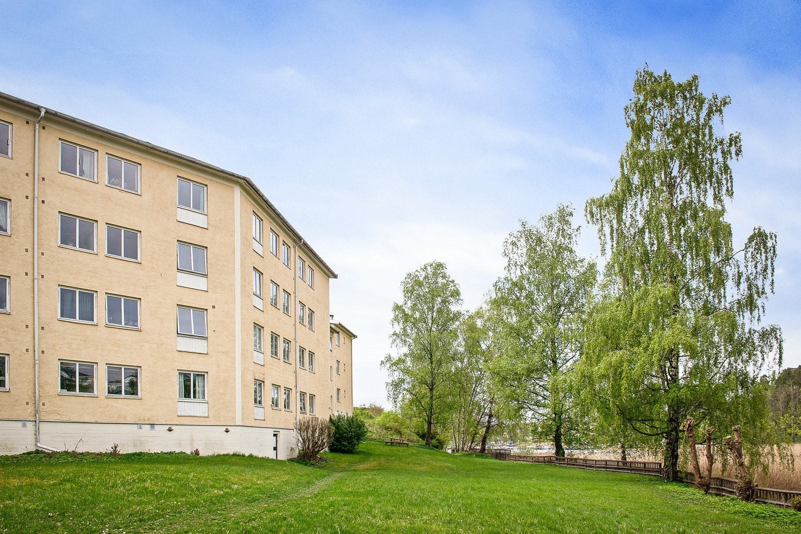 Fasaden mot nord-vest ligger ut mot Oksenøykilen. Og vannet, området rund er regulert til naturområde. Galleribilde