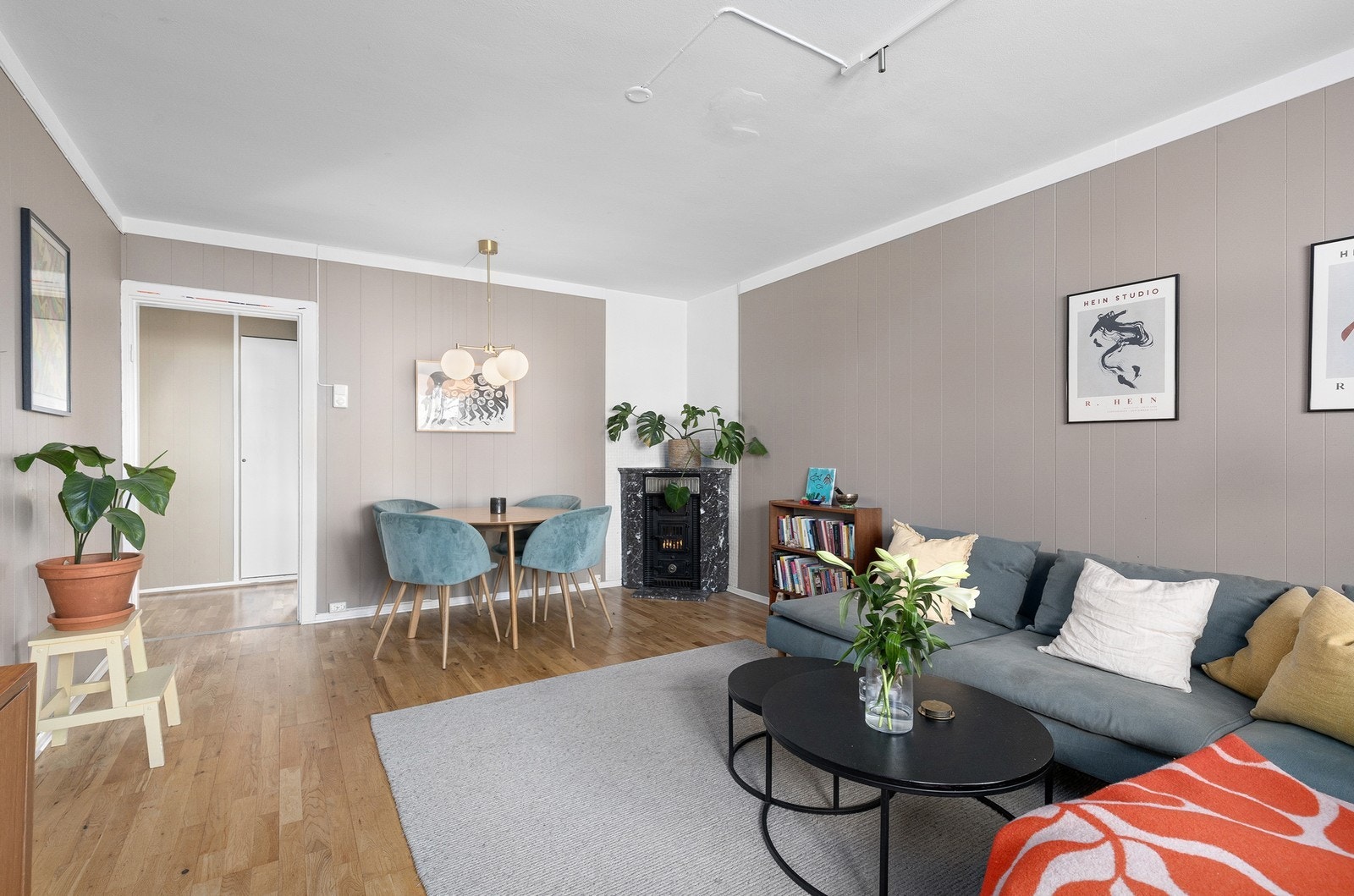 Lys og trivelig stue med plass til sofagruppe, sofabord og spiseseksjon. Galleribilde