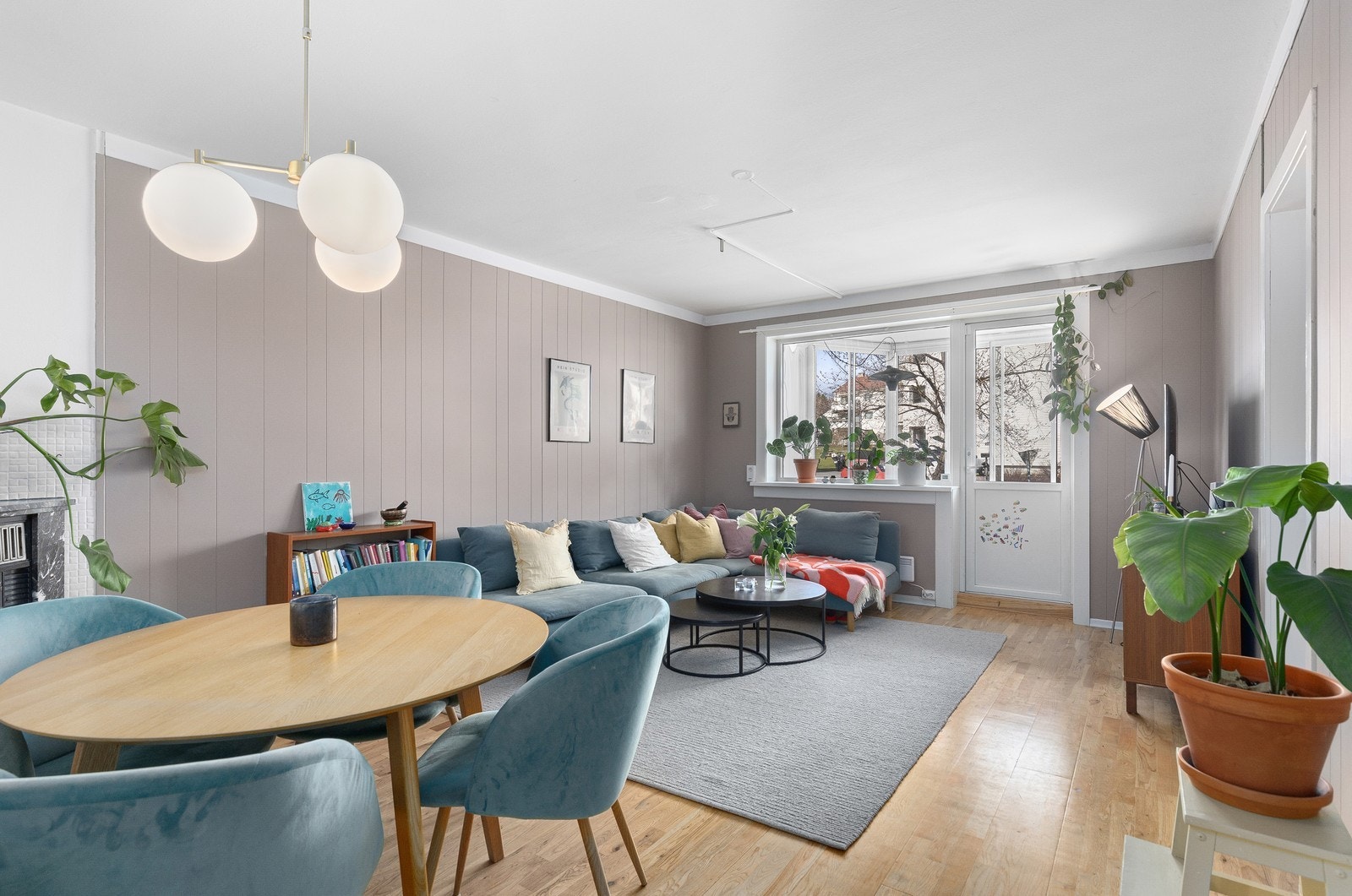 Fra stuen er det utgang til romslig, nordvestvendt balkong. Galleribilde