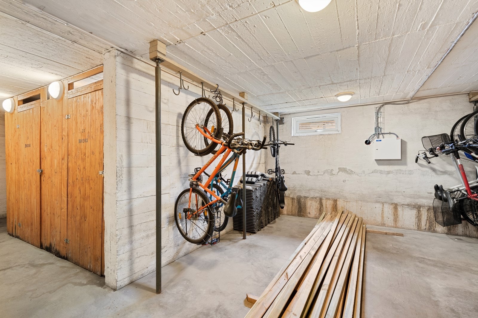 Felles sykkelparkering samt 2 boder i kjeller som disponeres av leiligheten Galleribilde