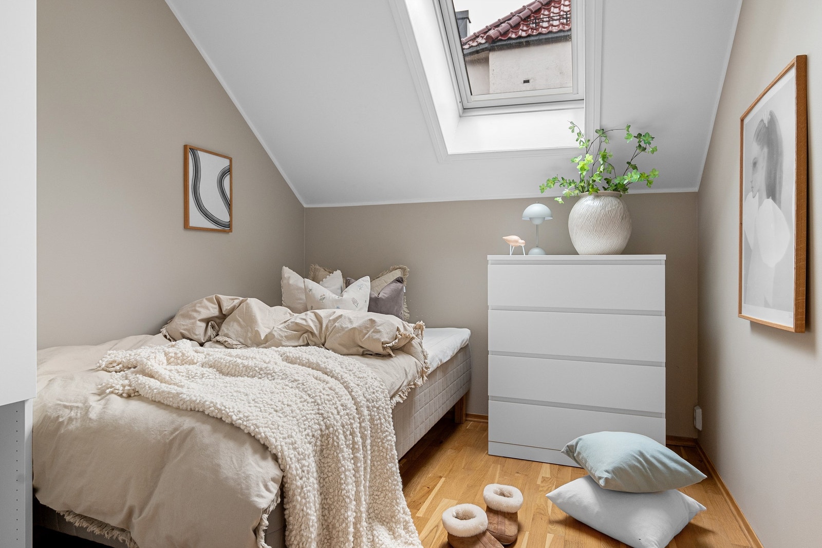 - Soverom nr. 1 har en god størrelse med god plass til både dobbeltseng, garderobe og skrivepult - Galleribilde