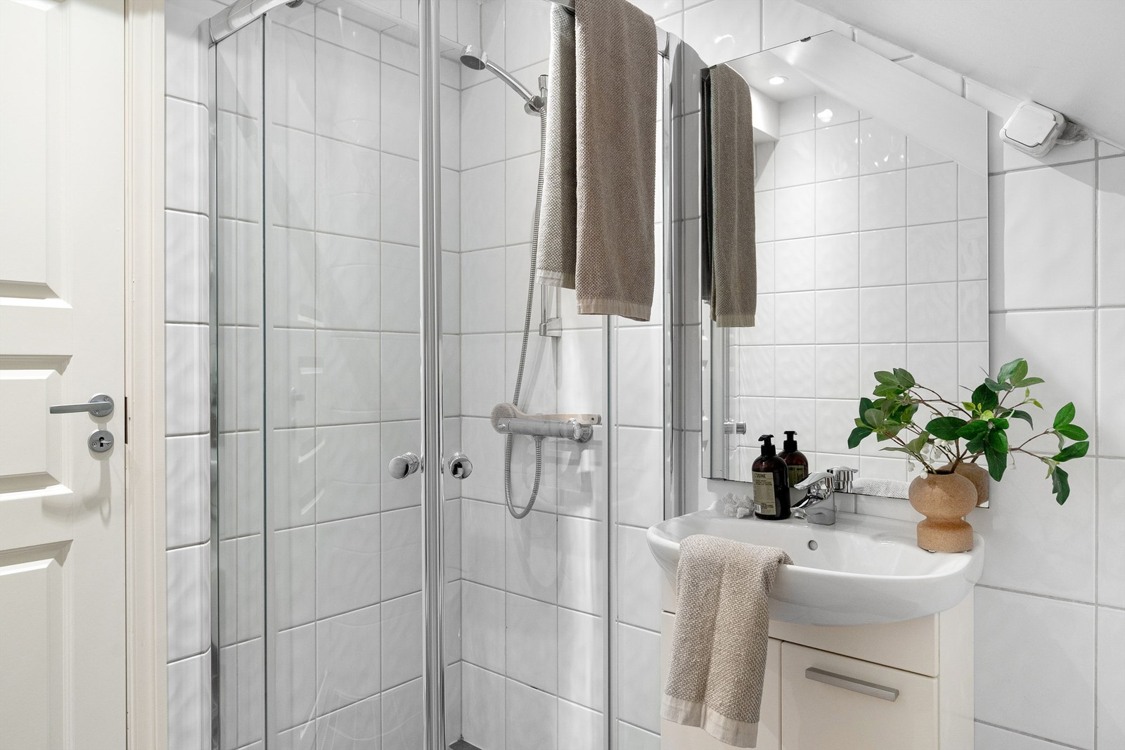 - Flere av naboleilighetene har fått etablert opplegg til vaskemaskin på badet med tilkobling under servant - Galleribilde