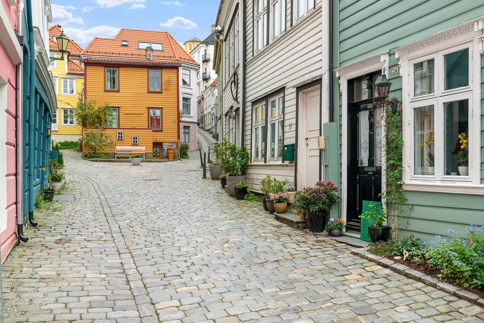 - Her er en omkranset av byens mest sjarmerende gatetun og smau med praktfulle bergenshus og brosteinsbelagte gater - Galleribilde