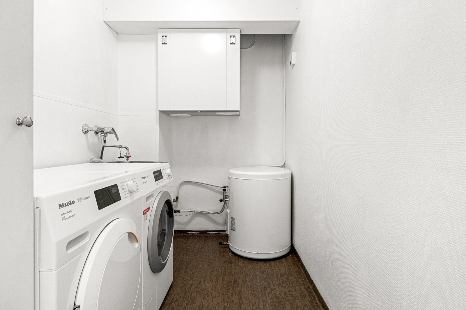 Det er også et separat vaskerom i leiligheten, slik at man slipper å ha klesvasken inne på badet. Veldig praktisk! Galleribilde