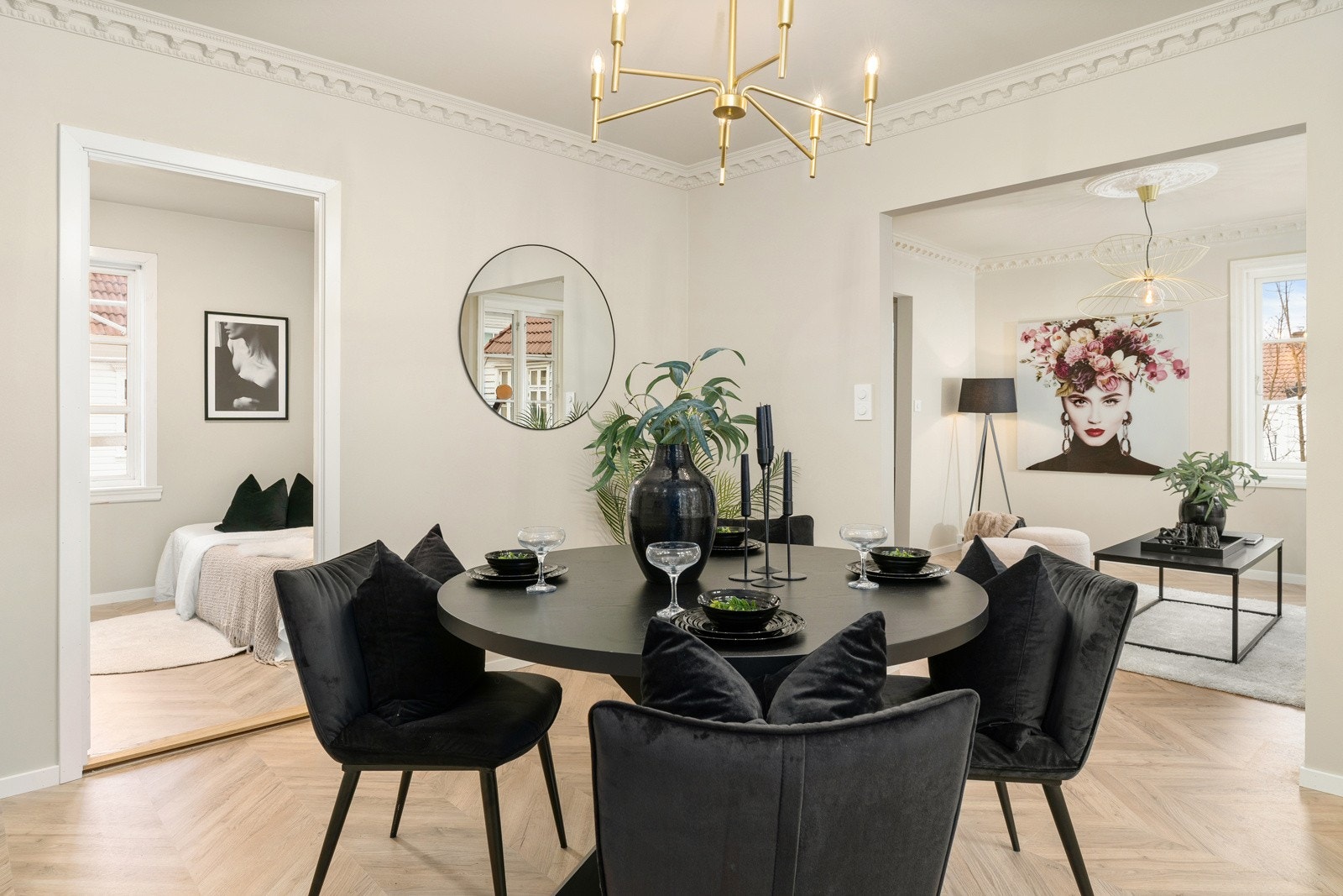 Det er en flott plassbygd vinstativ og nisje i vegg. Galleribilde