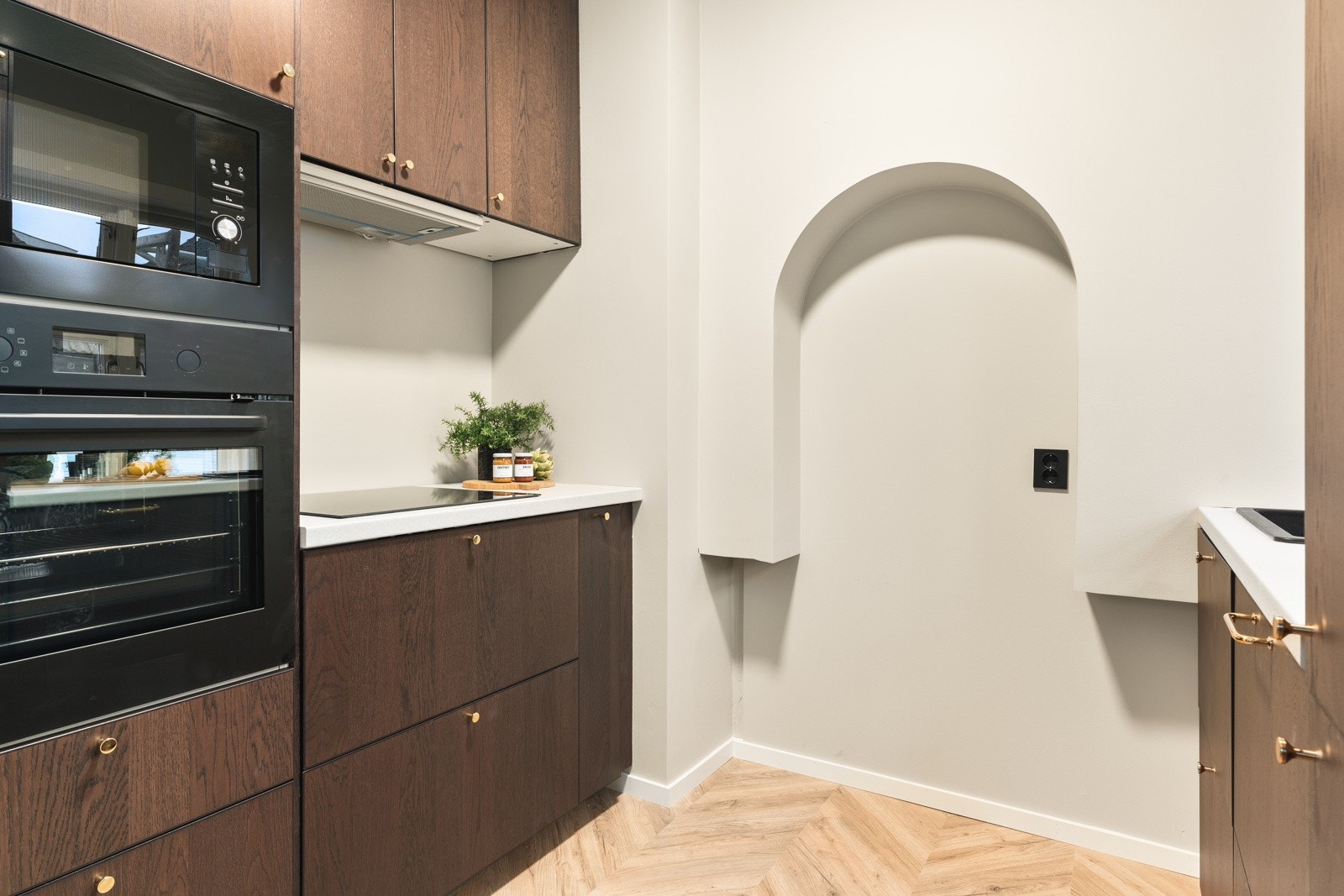 Flott kjøkken fra 2024 med god plass å boltre seg i for den matglade! Galleribilde