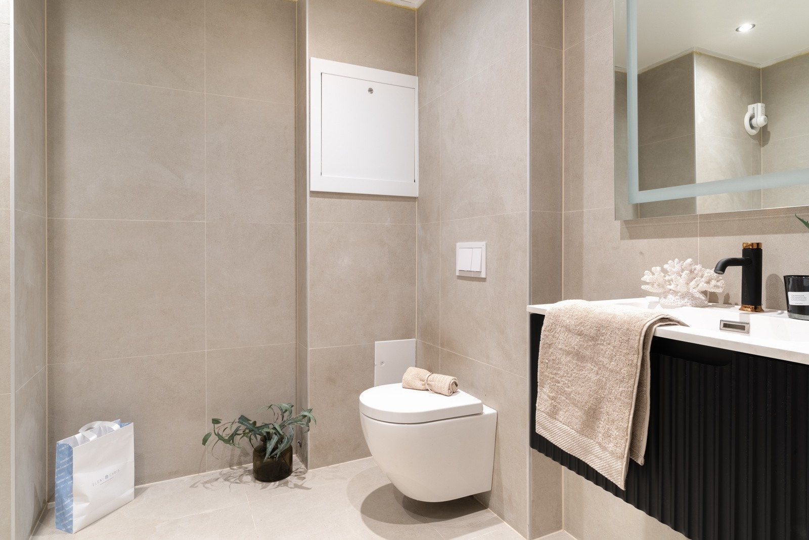 Boligens andre bad har også en lekker innredning med blant annet regndusj. Galleribilde