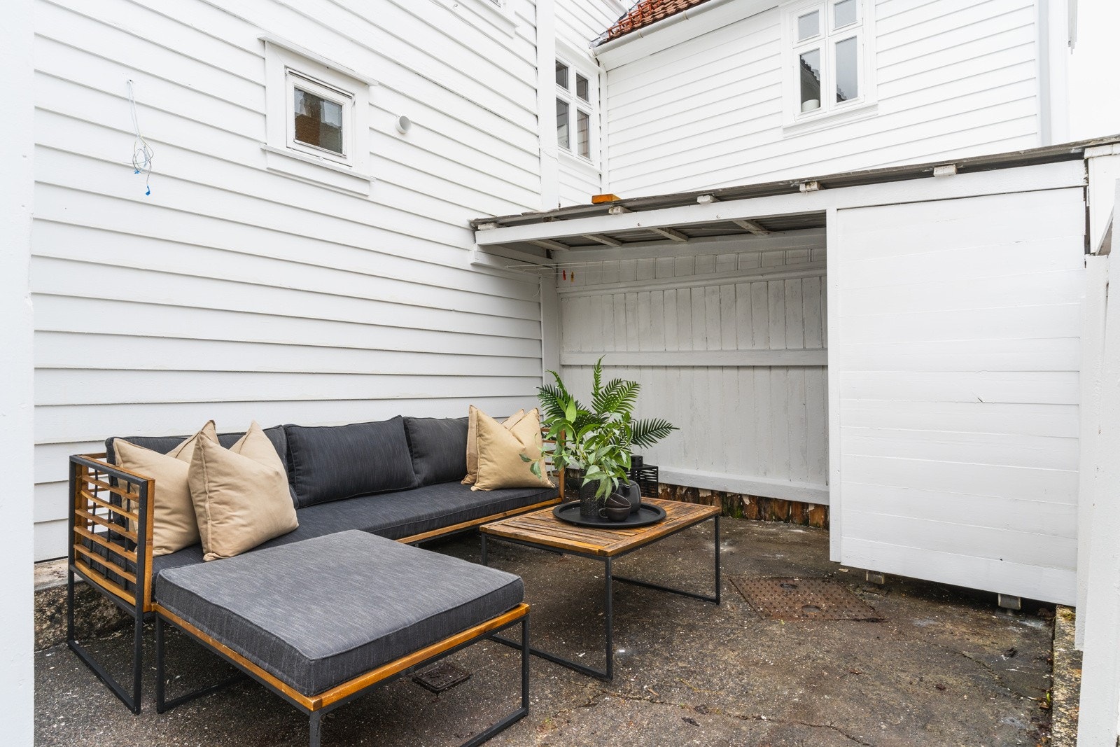 Her har du god plass til sittegruppe og møblement, det er også gode solforhold! Galleribilde