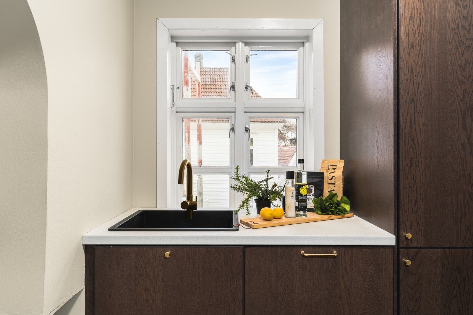 Av integrerte hvitevarer kan man skilte med induksjonsplatetopp, kjøl og frys, stekeovn, mikrobølgeovn og oppvaskmaskin. Integrerte hvitevarer medfølger. Galleribilde