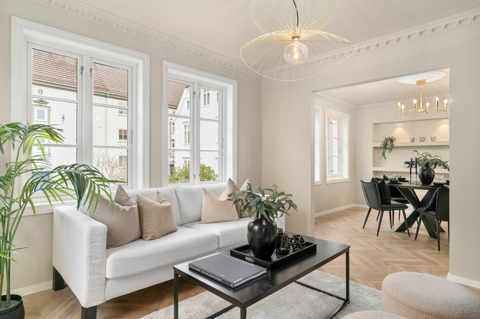 Åpen løsning mellom stue og spisestue som skaper en god sosial atmosfære! Galleribilde