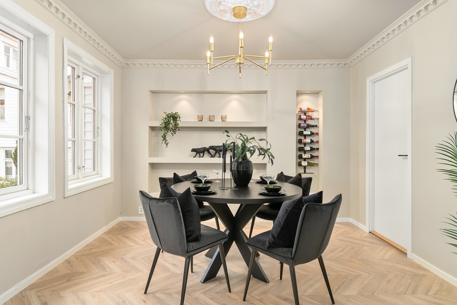 Rosesmauet 2 presenteres av Tobias N-Pedersen og Daniel Rye ved EIE Eiendomsmegling. Galleribilde