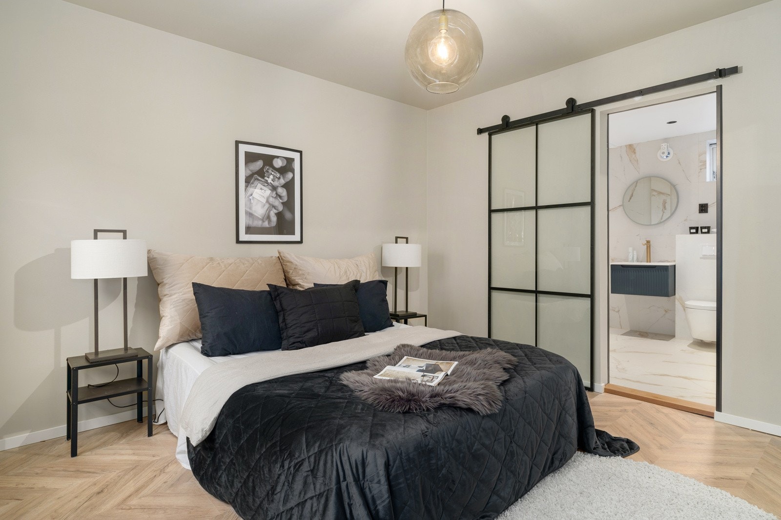 Her er det god plass til dobbeltseng og garderobeløsning. Tilhørende luksuriøst bad! Galleribilde