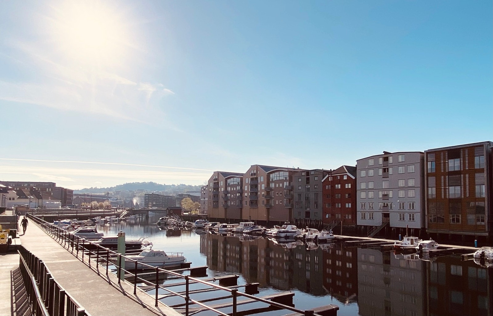 Fjordgata har en flott elvepromenade med hyggelige sittegrupper langs Nidelva. Leiligheten ligger i bygget helt til høyre Galleribilde