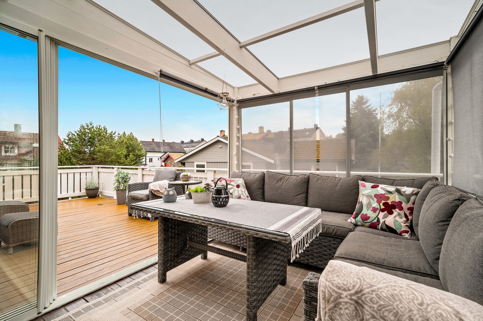 Tilknyttet veranda har man en innglasset balkong/vinterhage på 8,5kvm. Galleribilde