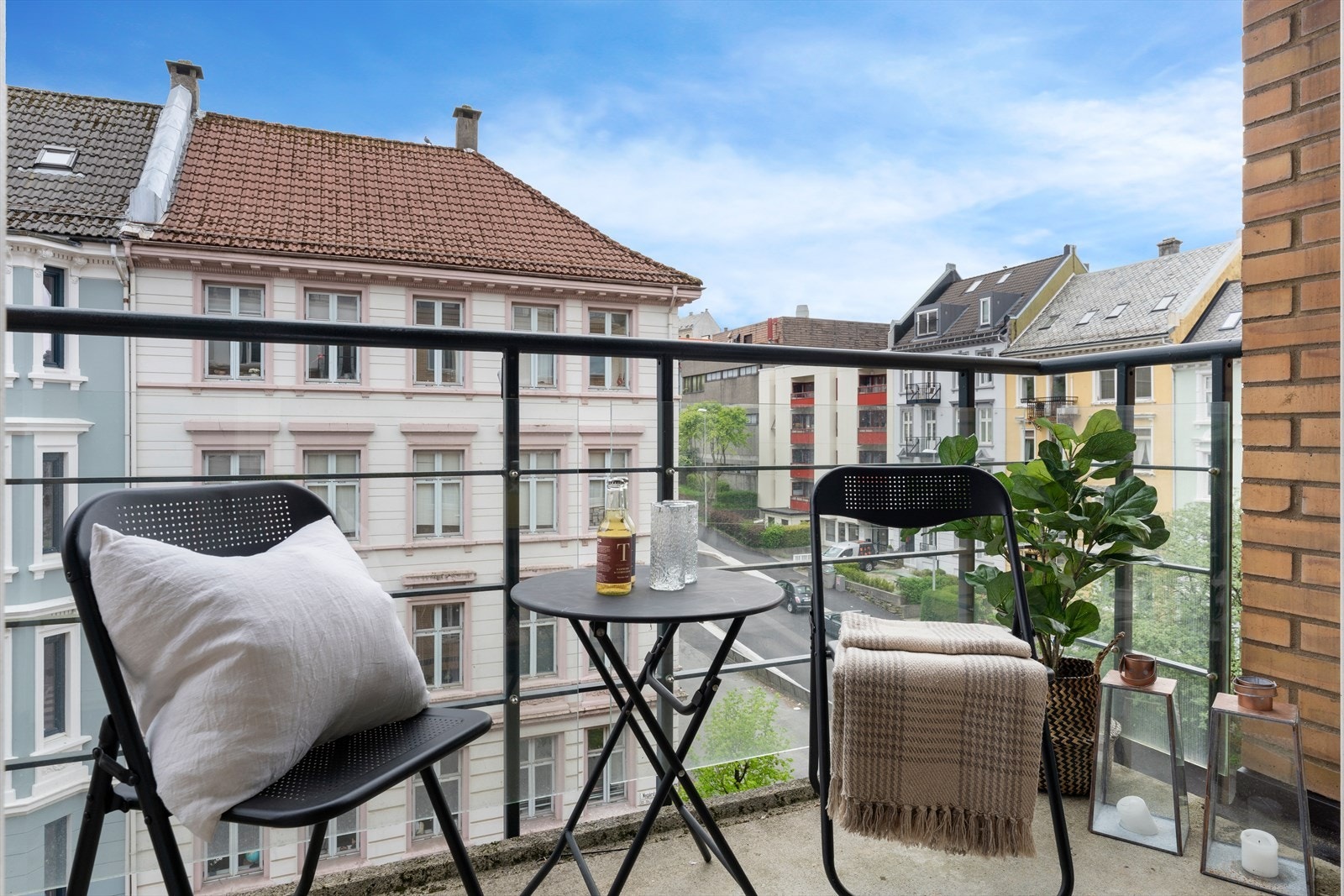 Direkte utgang fra stuen til en østvendt balkong på 3m². Galleribilde