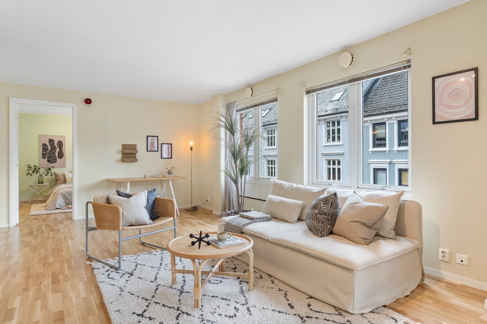 Store vindusflater som slipper inn mye naturliglys. Galleribilde