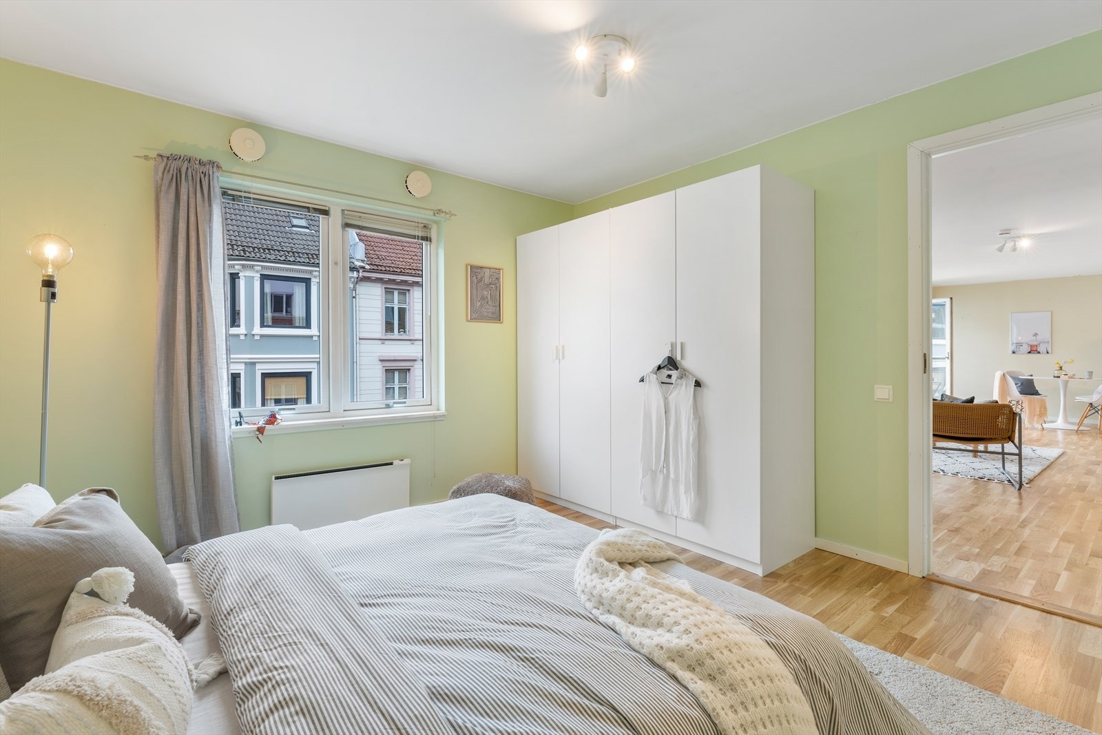 Plass til en stor dobbelt seng og garderobe. Galleribilde