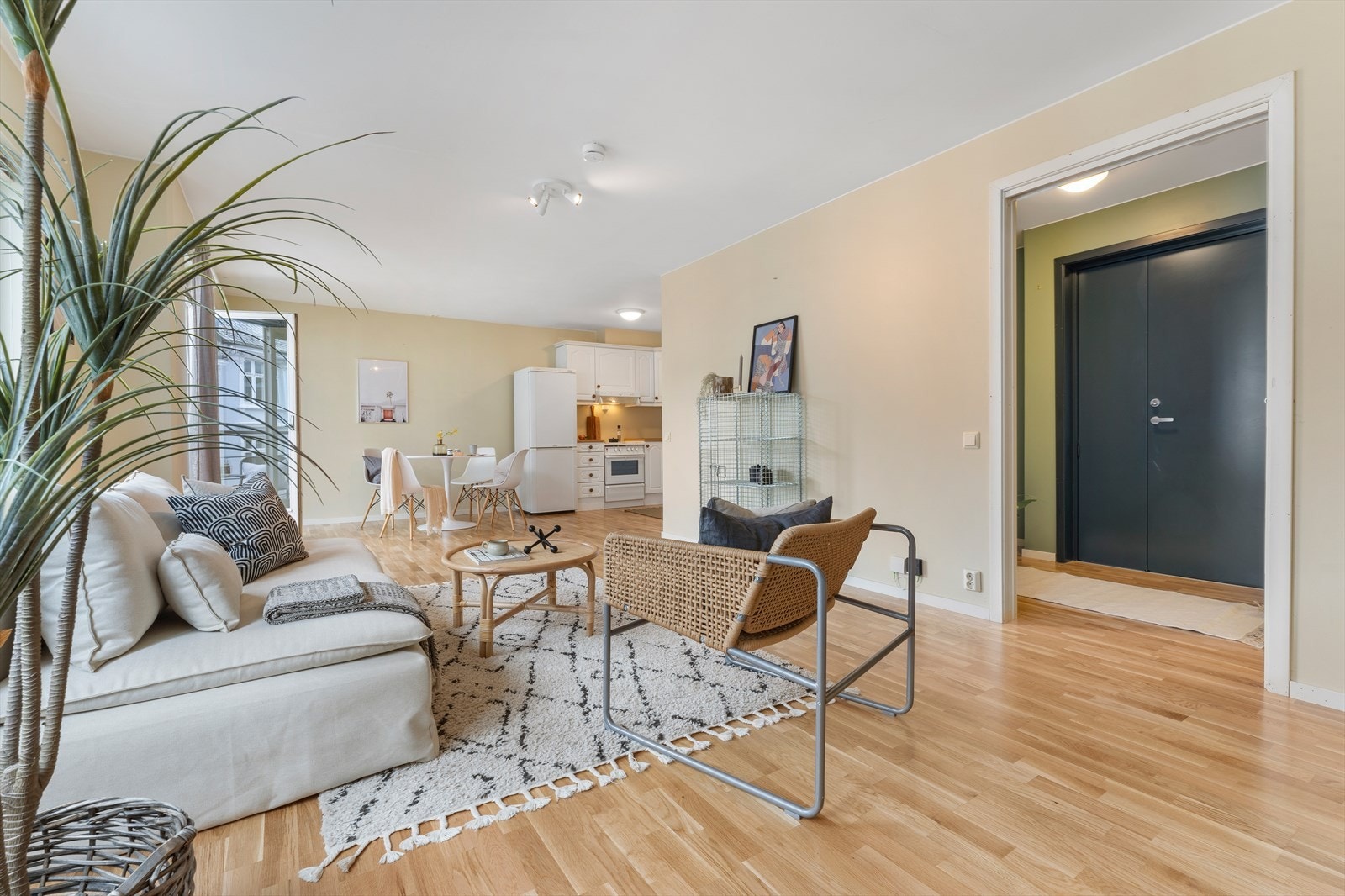 Videre kommer man til stuen og kjøkkenet. Galleribilde