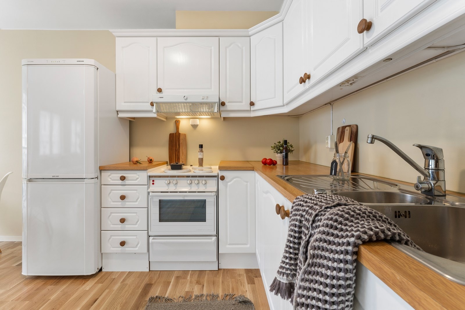 Kjøkkenet er av praktisk størrelse med gode muligheter for oppbevaring. Galleribilde