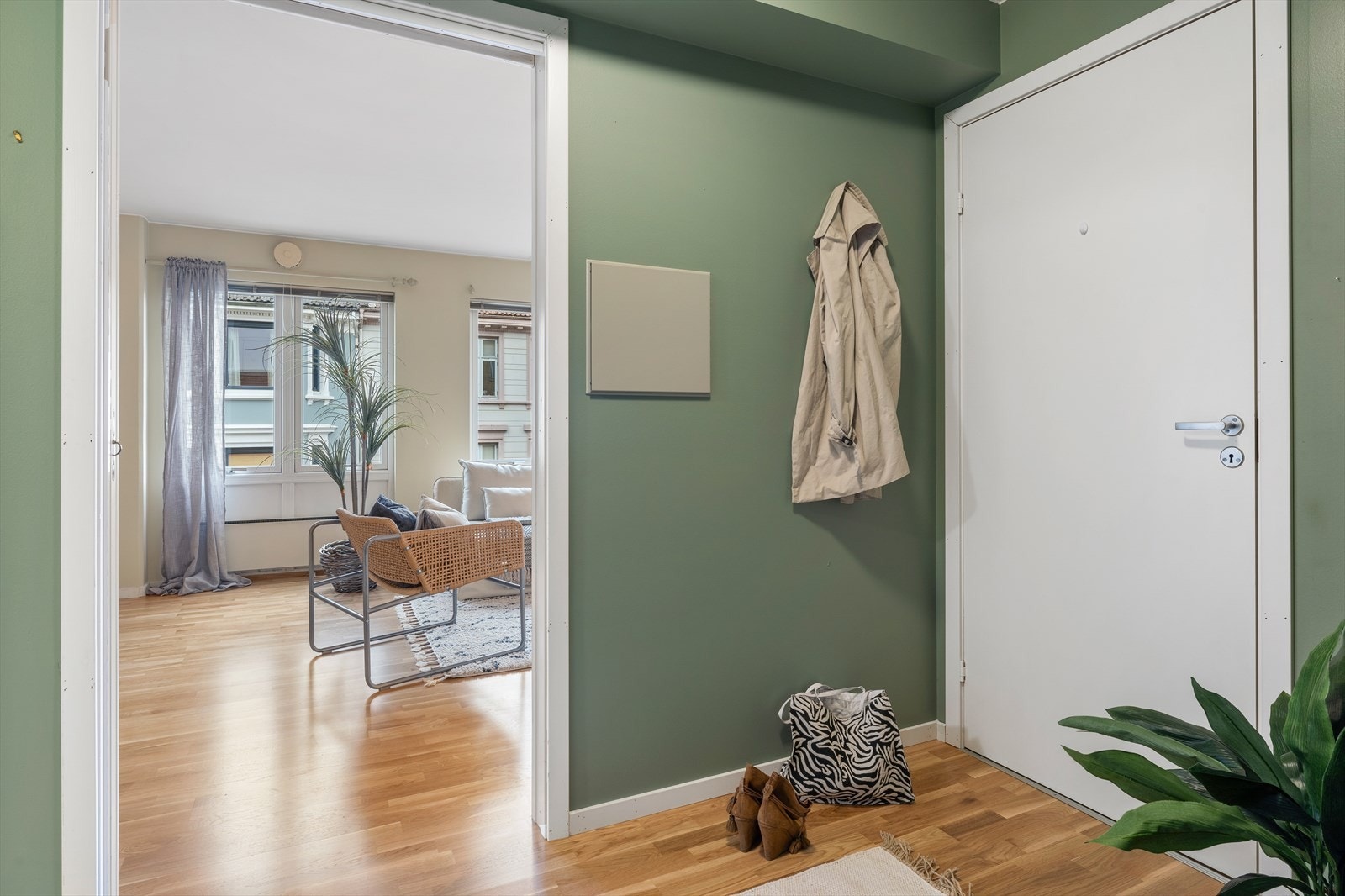 Romslig entre i fine farger. Galleribilde