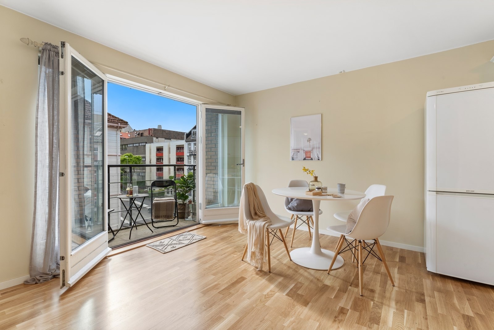 Stor åpning ut til balkongen. Galleribilde