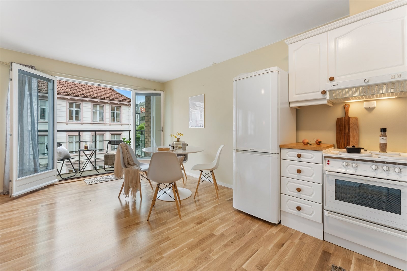 Plass til en hyggelig spisegruppe ved kjøkkenet. Galleribilde