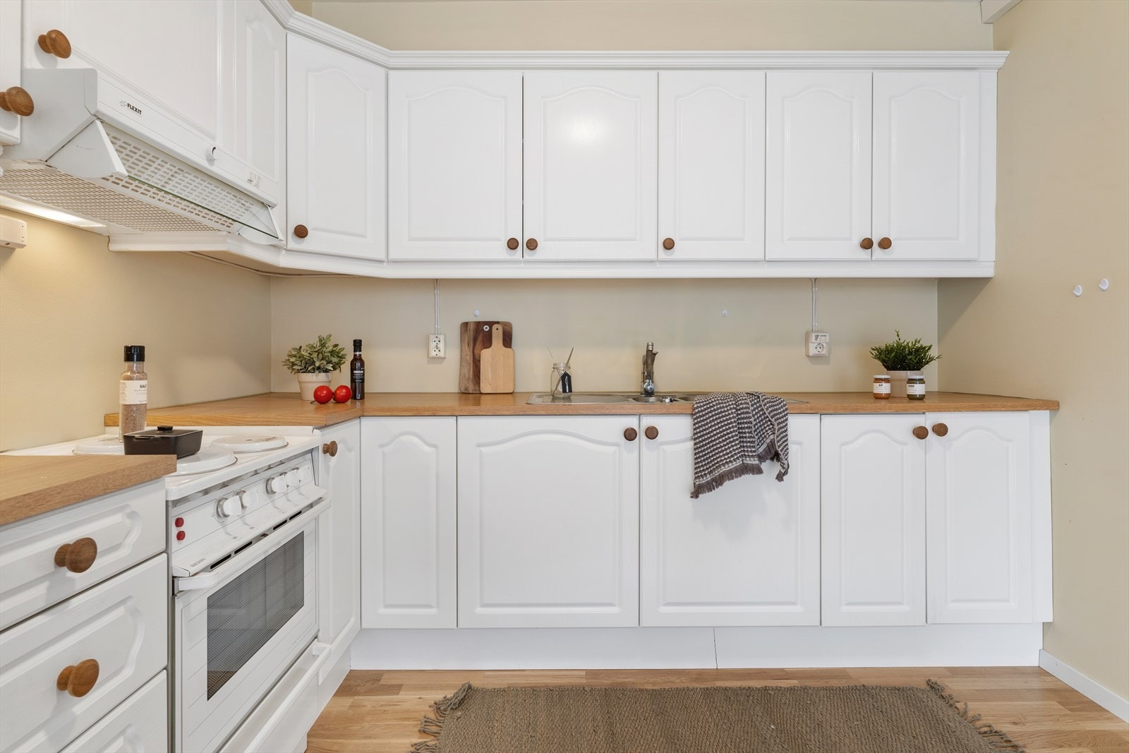 Det er profilerte fronter og laminert benkeplate med skuffer og underskap, Galleribilde