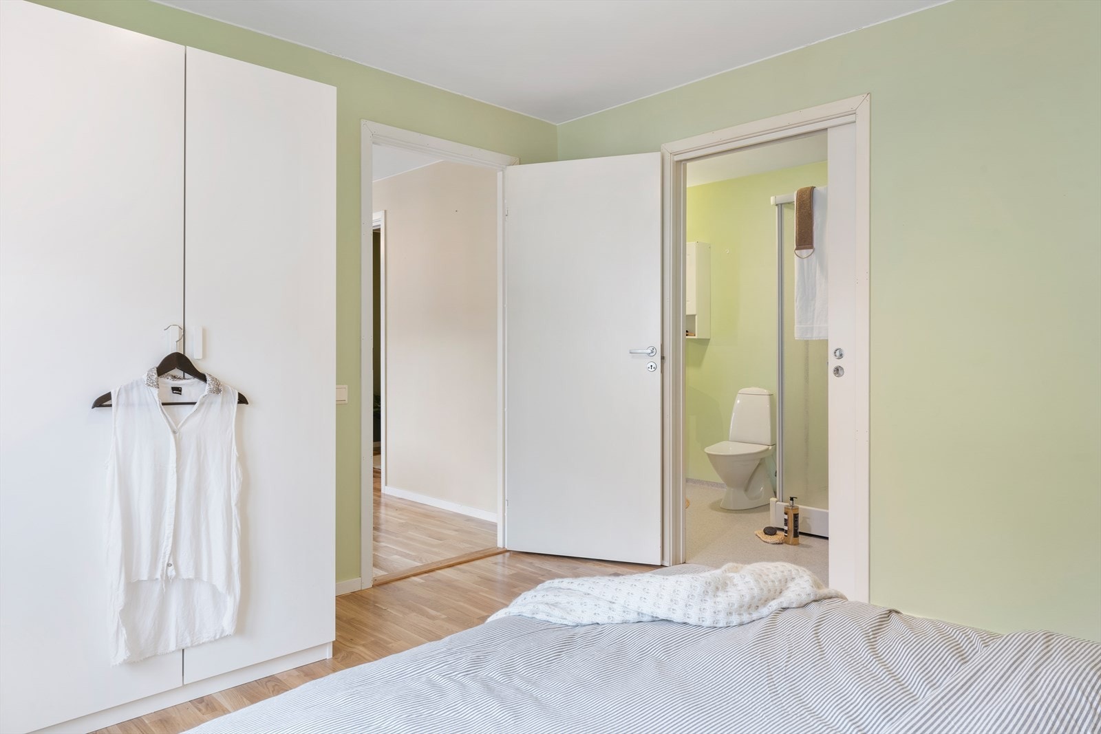 Direkte adkomst til badet fra soverommet. Galleribilde