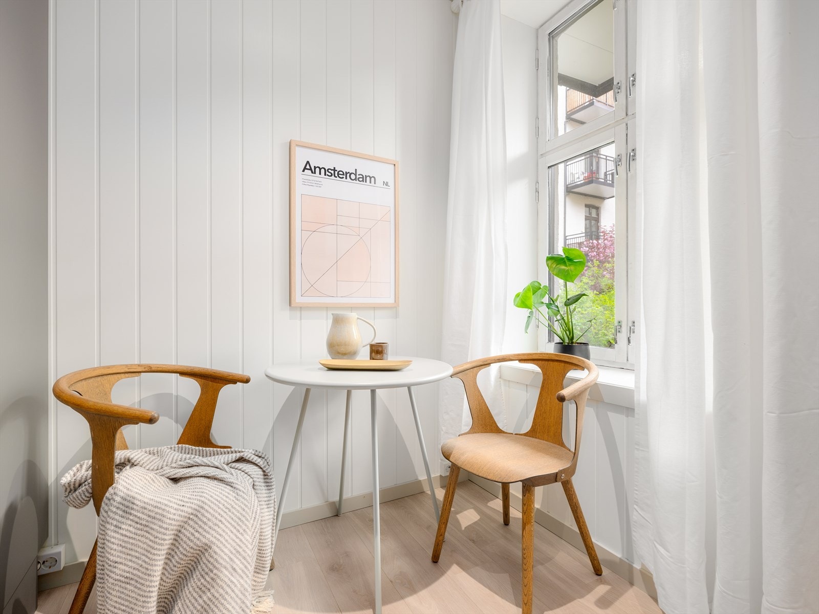 Spisebordet finner sin naturlige plass ved vinduet hvor du kan nyte frokosten i selskap med en herlig, grønn utsikt. Galleribilde