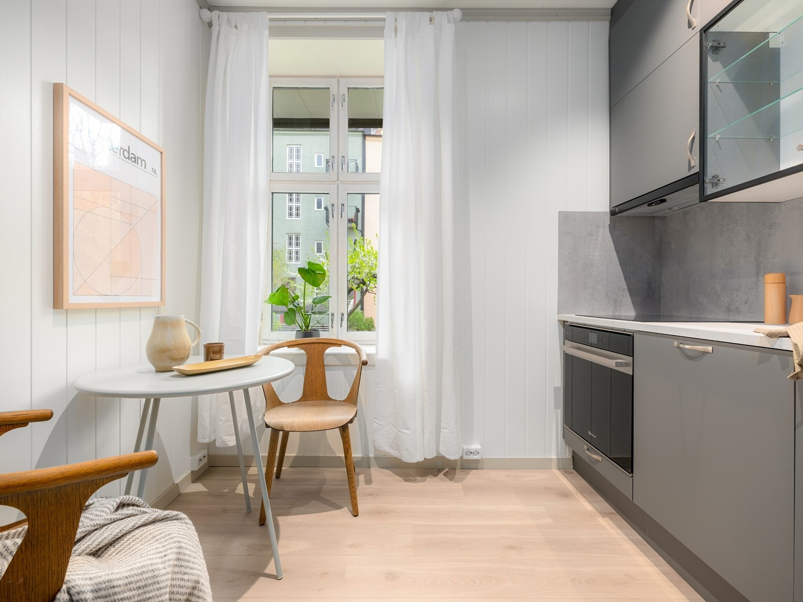 Kjøkkeninnredningen ble montert ny i 2021 og har rikelig med skapplass. Galleribilde