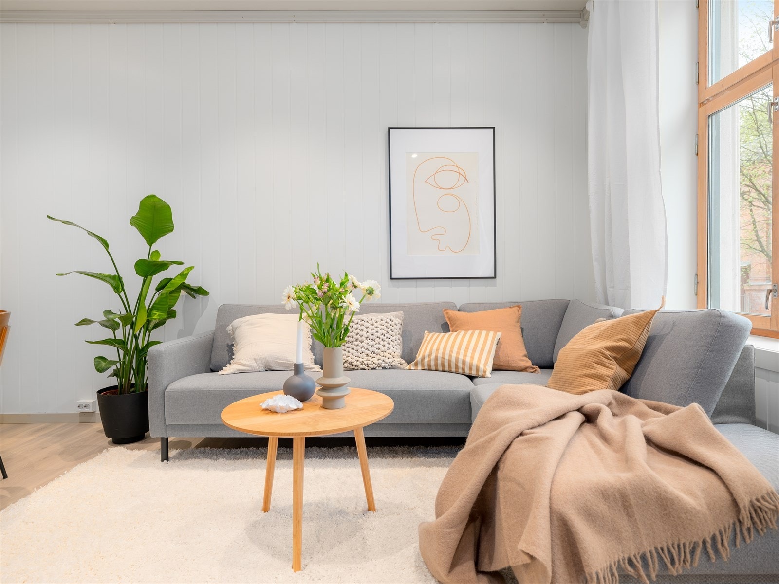 Her er det god plass til en stor sofagruppe med tilhørende stuebord, og flere oppbevaringsmøbler langs sidene. Galleribilde