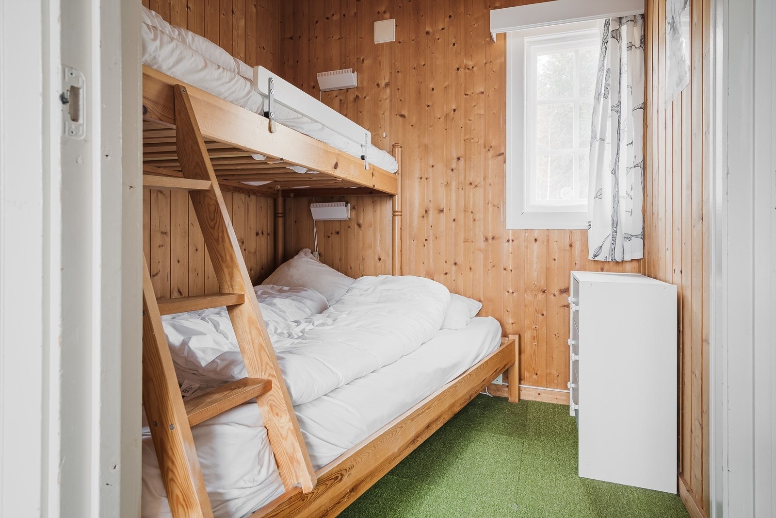 Soverom 1 er i dag innredet med en familiekøye med 3 sengeplasser. Galleribilde