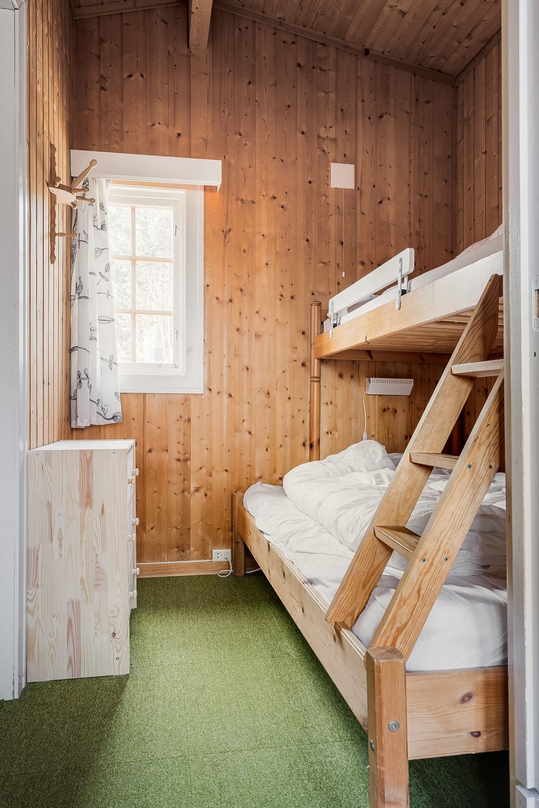 Soverom 2 er i dag innredet med en familiekøye med 3 sengeplasser. Galleribilde